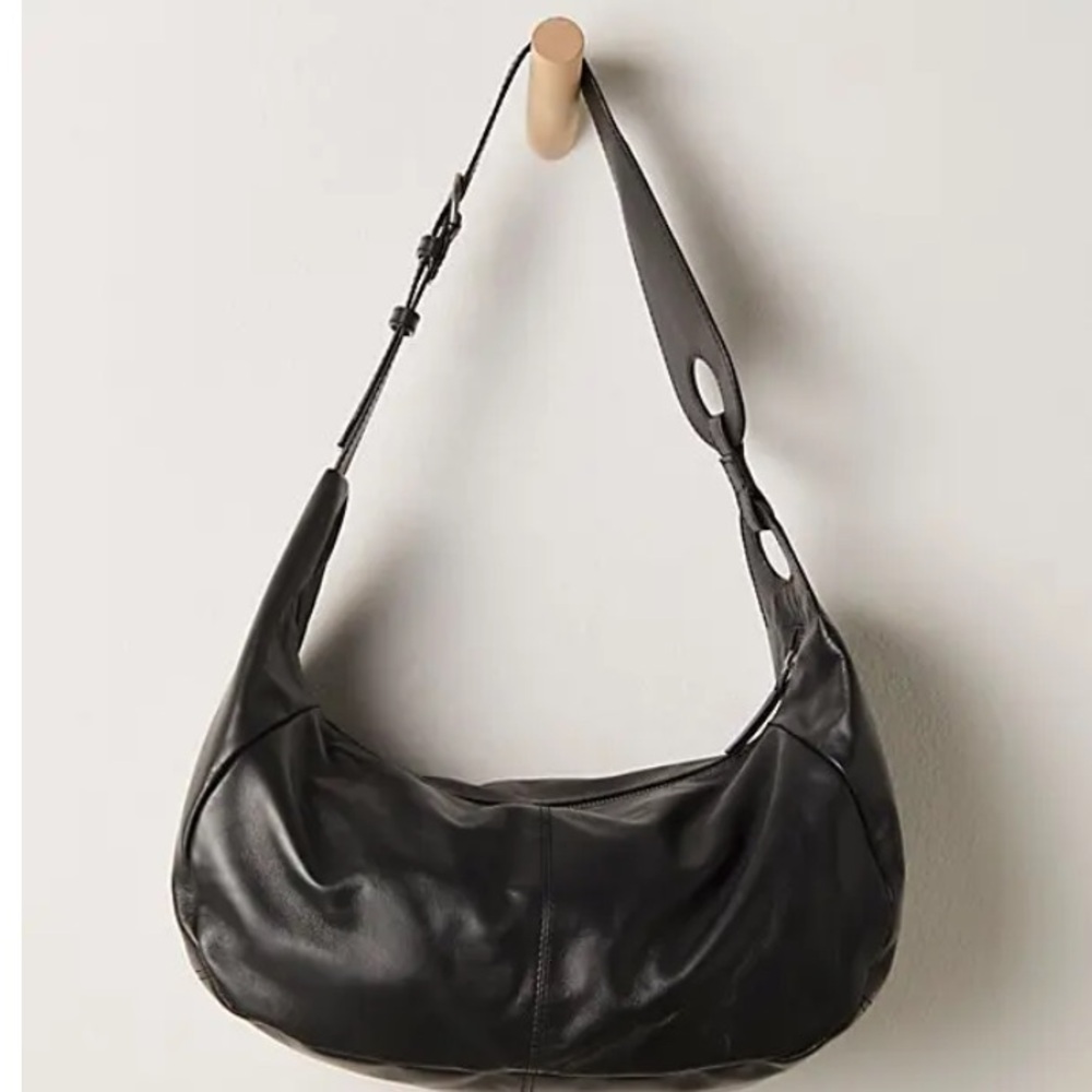 Real Big World Shoulder Bag
COLOR - Black
NWOT - Free People